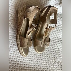 NWT Michael Kors girls 3 youth wedge sandals